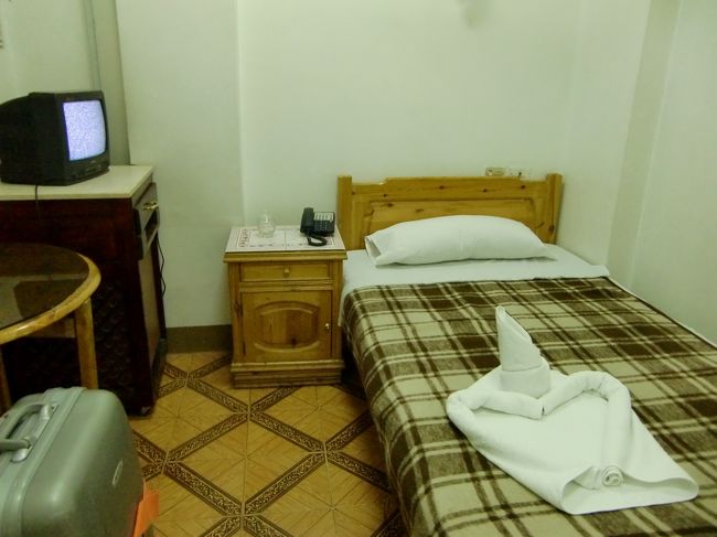 アスワンで泊まった『キーラーニーホテル』<br /><br />経済的なホテルなので、お世辞にもキレイ！とかはいえませんが<br />まぁ、快適でしたよ。<br />スタッフも親切だったし。<br /><br />このホテルでアブシンベルのツアーを予約。<br /><br />ロングツアー・ショートツアーの２タイプあって、<br />ロングはアブシンベル＋アスワンの見どころ<br />ショートはアブシンベルのみ　になってます。<br /><br />わたしはアスワンで丸１日時間があるので<br />ショートツアーを申し込みました。