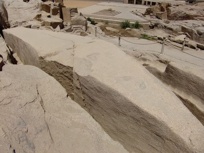 アスワン観光もタクシーチャーター<br />駅前の観光案内所で目安の料金を教えてくれます。<br /><br />その観光案内所の前にいたタクシーと交渉し、<br />案内所の人に教えてもらったとおりの値段でＯＫでした。<br /><br />『切りかけのオベリスク』<br /><br />その名のとおり、作成途中のオベリスクがそのまま残ってます。<br /><br />