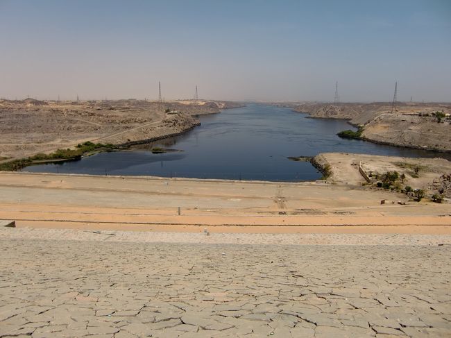 『アスワンハイダム』<br /><br />教科書にも載ってましたよね〜。<br />アスワンってもともとは砂漠気候だったらしいんですけど、<br />アスワンハイダムが出来てからは水面から水蒸気が上がり<br />雲が出来るようになったんですって。<br /><br />ハイダムにくるまでに通った『アスワンダム』<br />私的にはここから見るナイル川の景色が最高でした。<br />