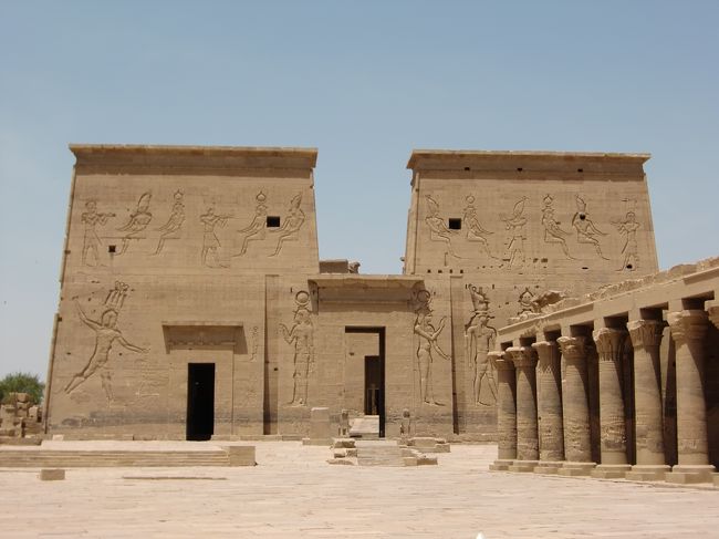 『イシス神殿』<br /><br />ここに行くにはボートに乗らなければいけません。<br />私は図々しくもオランダから来ていた団体ツアーに一緒に乗せてもらいました。<br /><br />そしてそのツアーのガイドさんがとてもいい人で、<br />「今、日本語を勉強しているからイロイロ喋りたい。」と<br />私にもガイドをしてくれるんです。<br />（もちろん無料で）<br /><br />ちょっと得しちゃいました。<br /><br />アスワン観光は夕方前までに終わったんですけど、<br />あまりの暑さにダウン。<br />ホテルに戻ってお昼寝して、夜ご飯を食べて終了しました。