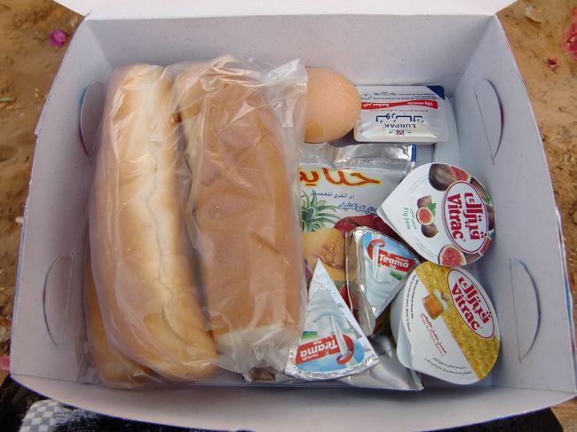 アブシンベルのツアーは［コンボイ］を組んで行きます。<br />朝３：００に集合し、警察車両に続いて多くのツアーバスが列を組んでアブシンベルへ向かいます。<br /><br />途中からはバラバラになってた気がしますが・・・<br />でも出発したすぐはちょっと迫力ありました。<br /><br />で、朝が早いので泊まってたホテルで朝食ＢＯＸを用意してくれます。<br /><br />パンとジャムと卵とジュースのみの簡素なものですが・・・。