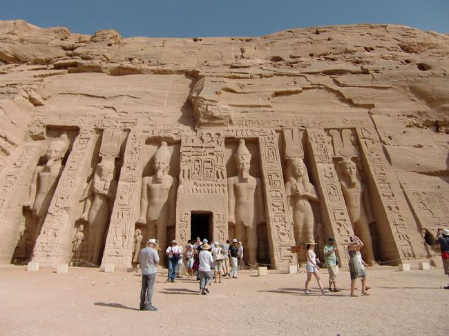 これが小神殿。<br /><br />大神殿と比べると確かに小さいですけど、それでも十分圧倒されます。<br />そして皆大神殿に夢中になってる間に小神殿に来ると<br />人が少なくていい感じです。<br /><br />