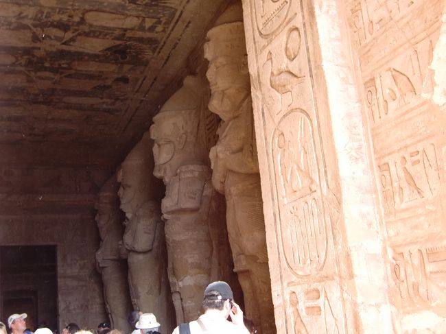 大神殿の内部は撮影禁止です。<br /><br />でも、面白いことに入り口（外）から内部を撮影することに関しては<br />特に怒られたりするわけではありません・・・。<br /><br />ちょっとでも入り口から中に入ってカメラを構えると、<br />すぐに「コラコラ！」って注意されました。<br /><br />不思議〜。