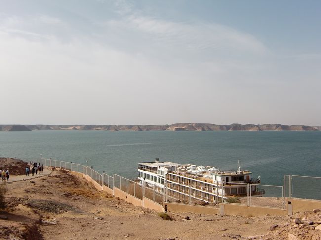 『ナセル湖』<br /><br />ハイダムによって出来た人造湖です。<br />ハイダムから上流に全長５００kmのナセル湖は<br />琵琶湖の約８倍の大きさなんですって〜。<br /><br />アブシンベルショートツアーは約１時間ほどしか観光できません。<br /><br />しかもコンヴォイで来てるだけあって、観光客が一定の時間に集中します。<br /><br />ユックリみたい方はアブシンベル泊をお勧めします！
