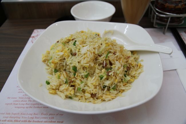 早速大好きなハムと卵だったかな？チャーハンです。おいしかったんですけど、ハーバーシティで食べたやつの方が美味しかったような（´ω｀）・・・<br />機内食食べてあまり時間経ってなかったからかな？？<br />でも香港のあの濃いミルクティは美味しかったな<br />そしてこの後早速上環のフェリーターミナルへ。前に行った時はえらい人で大変だったのを覚えていたのでどーなるかどきどきしながら行くと、がらがらでしたね<br />あっさりとマカオ入国できました。<br />