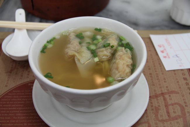 このワンタン麺とりあえず写真撮ってから食べよって思ってたらなぜか、自分の前に居た中国の人が店員さんを呼んでなにやら話していると思うと急に私の雲呑麺を持って行きその中国人の所に運んで行きました。いや〜何が起こったか分からなかったですねえ。その後何もなかったように新しい雲呑麺持ってきてくれました、なんだったんでしょうねえ（；´ω｀）味はもちろん美味しかったですよ。一瞬ポルナレフAAになりましたが、って分かりにくいですねw<br /><br />　　　　　　　　 ,. -‐'''''""¨¨¨ヽ <br />　　　　 　 　 (.＿＿_,,,... -ｧァﾌ|　　<br />　 　 　 　 　 |i i|　 　 }!　}} /／| <br />　　　　 　 　 |l､{　 　j}　/,,ｨ//｜　　　　<br />　　　　　　　 i|:!ヾ､_ﾉ／ u {:}//ﾍ　　　　　<br />　　　　　　　 |ﾘ u' }　 ,ﾉ　_,!V,ﾊ | <br />　　 　 　 ／´fト､_{ﾙ{,ィ'ｅﾗ　, ﾀ人　　　 　　 <br />　　　　 /' 　 ヾ|宀| {´,)⌒`/ |<ヽﾄiゝ　　　　　 <br />　　　　,ﾞ　 ／ )ヽ iLﾚ 　u' |　| ヾｌﾄﾊ〉 <br />　　 　 |／_／　 ﾊ !ニ⊇　'／:} 　V:::::ヽ　　　　　<br />　　　 /／ 二二二7'T'' ／u'　__ /:::::::/｀ヽ <br />　　　/'´r　ー---ｧ‐ﾞＴ´　'"´ ／::::／-‐ 　\　　　 <br />　　 / // 　 广¨´ 　/'　　 ／:::::／´￣｀ヽ ⌒ヽ　　　 <br />　　ﾉ ' /　 ノ:::::`ー-､___／:::::／/ 　 　 　 ヽ　　} <br />_／｀丶　/::::::::::::::::::::::::::￣`ー-{:::...　　　 　　　ｲ　　　　　