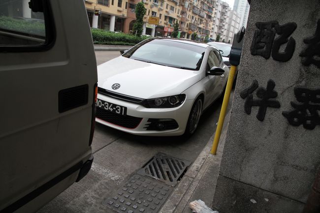 VWのシロッコですよ。この大車好きなんですよね〜。分かりやすく言えばゴルフのクーペ版ですね。日本じゃ人気ないのかなかなか見ないですけどマカオではこの日だけでも５回は見ましたね。しかもどれも色々いじっていて、かっこ良かったし。<br />新車でシロッコRが５００万、TSI2.0で４６０万だっけ（；´ω｀；）無理ぽ<br />たしか中古で2.0が３３０万円程で売ってるの日本で見ましたけど、本当に欲しい車とバイクがあるためしばらくは無理ですねえ。でもシロッコ欲しいな