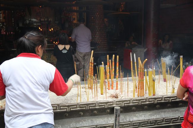 ここで写真撮っていると近くに居たおばちゃんが持っていた１番太い線香が首にた当たってしまったんですよ。自分も気を付けてなかったのが悪いんですけどおばちゃんも気を付けてよ〜って思いましたね。でもこの寺の人がすぐに火傷に効くのか分からないけどクリーム塗ってくれました。<br />やっぱり火傷する人多いんだろうな（；´ω｀；）いや〜とにかく痛かった<br />皆さんも気を付けてくださいね