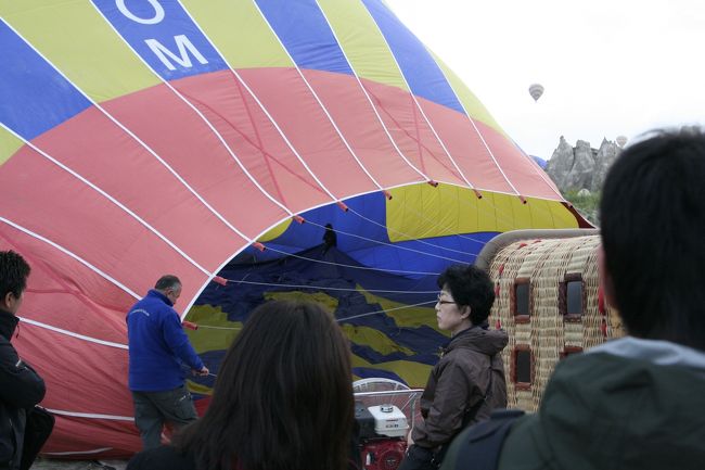最初はぺたんこだった気球が扇風機で風を送り込んだり<br />炎で温めたりしてどんどん膨らむ。<br /><br />5人１チームくらいで手際よくこなしてました。