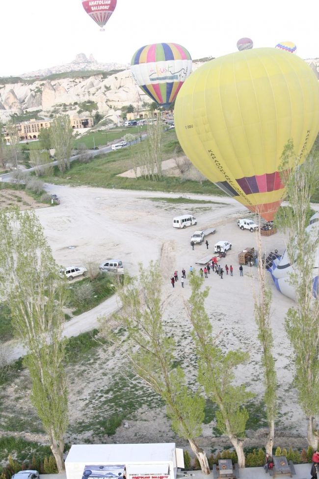 バルーンが上に立ち上がると<br />長方形の籠を真ん中のパイロット室を挟んで４分割にした小部屋に<br />４〜６人ずつが乗せられます。<br />我々日本人は小型なためか、６人でシェア。（←バランス大事）<br /><br />浮き上がる前に着地体勢の練習。これで準備万端！<br /><br />ふわりと浮き上がる感覚はなく、<br />自分の居る位置がそのまま上昇した感じ。<br />木のすれすれを越えながらぐんぐん進んでいきます。