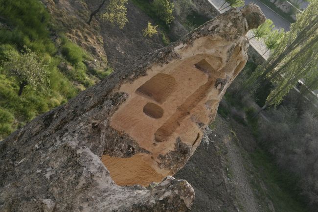 住居跡。<br />下層が住居や家畜小屋で上層に教会があったそう。<br /><br />谷にあるところは歩いていくと大変だけど<br />空からだったらひょいと行けてしまうのが嬉しい。