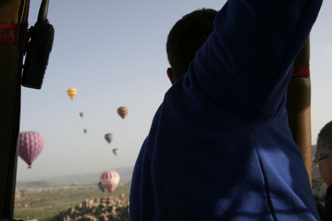 パイロットは東欧系の彼でした。<br />彼は宇都宮のバルーンフェスティバルにも参加したことがあるそう。<br /><br />ＧＰＳも付けているのですが無線でこまめに地上班とやり取りをし、地上班も後半は逐次バルーンを追いかけてました。<br /><br />バルーンは降下するにも条件があって、<br />風が穏やかなときで広い野原が必要と。<br /><br />かつ、他にもたくさんバルーンがあるので<br />順番待ちをしたりして普通の車のパーキング待ちのように<br />入れ替わり下りて行きました。
