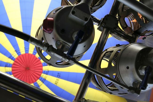 バルーンの籠から綱を垂らして地上班にキャッチしてもらうと<br />地上班が総出で綱引き。