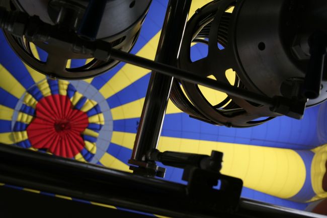 パイロットが上に繋がれた紐を引くと<br />バルーンのてっぺんに隙間ができ、<br />更に降下。<br /><br />安定な状態で降りれるというので<br />離陸時に練習した着陸体勢は実践する機会なし。<br />一度ソフトランディングして<br />またちょっと浮いてトレーラーの荷台に再度着陸。<br />これで終了！