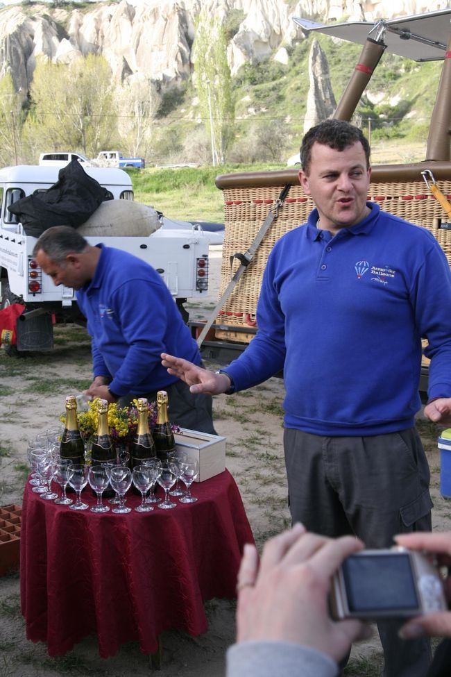 お約束通り地元産のTURSANワインのスパークリングと<br />ケーキがふるまわれます。<br />無事バルーンフライトを終えるとワインを飲むのは<br />フランスの習慣からきているのだそう。<br /><br />寝起きかつ高地でのワインは回りが早い…<br />調子に乗ってお代わりしたので、ホテルに着くころには<br />車酔いとお酒ででフラフラに。<br /><br />同じフライトだった人ともフレンドリーにお話。<br />フライトメイト同士で仲良くなった人もいて<br />アットホームなひと時でした。<br /><br />8:30頃にホテル到着。<br />ホテルで再び朝食をいただいて空港へのお迎えまで一休み。