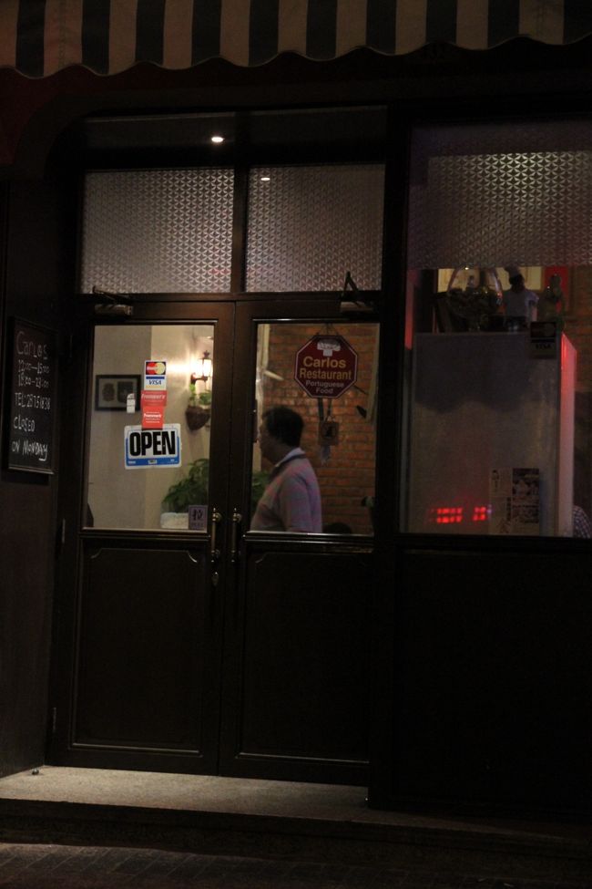 カルロスさんです（´ν｀）早い時間でお客さんがまだ来てなかったのでお店にあるテレビ見てくつろいでました。<br />