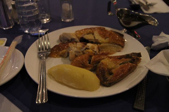 アフリカンチキンではなく、カルロスオリジナルチキンです。これ本当におすすめで、めちゃめちゃ美味しかったですよ！！！<br />元々味が付いていて十分美味しいのですが右上に写っているソースがあるのですがこれも、もの凄い旨さです。<br />これ食べにもう一回マカオ行ってもいいかなn（´ω｀）n<br />いや本当に美味しかったですから