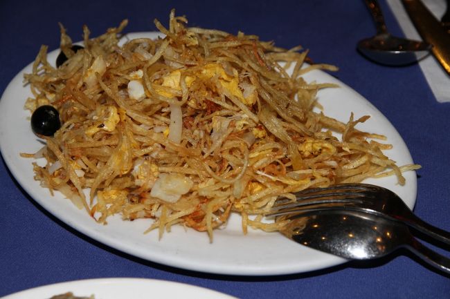 その後オリジナルチキンだけでは足りなかったので、もう一品頼もうと思いカルロスさんにおすすめを聞くとこの塩だらとポテト、卵の炒め物でした。でも大きいでしょ（´ω｀）って聞くと、メニューには載ってなかったですけど、じゃハーフもあるよっとの事でハーフにしてもらいました。値段もハーフですよ〜助かりました〜（＾ν＾）そしてこの後デザートのセラドゥーラとコーヒーを。それでも２５００円もしない位でした。もっとすると思ったんだけど、これでこの値段は十分満足ですね