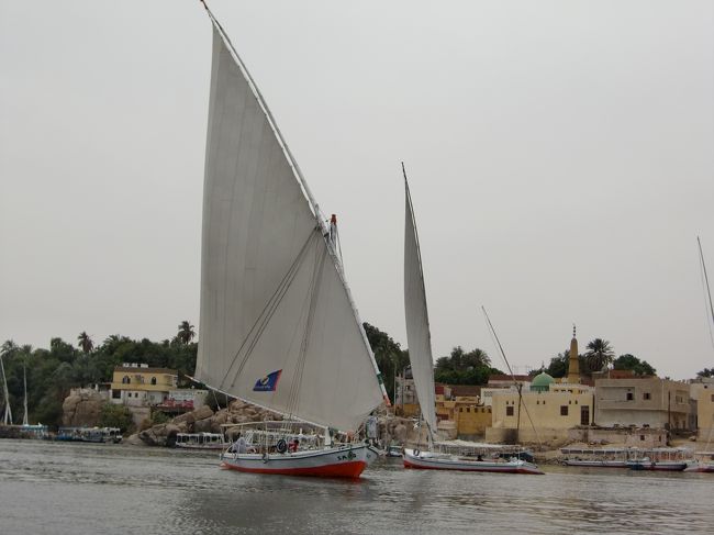 アブシンベルからアスワンへ戻ってくるのはお昼過ぎ。<br />寝台列車は１７：００発なのでそれまでアスワン観光をすることに。<br /><br />まずはフルーカに乗ってみることに。<br /><br />エレファンティネ島までの約１５分、ナイル川からの涼しい風をうけながらゆったりとした船の旅です。