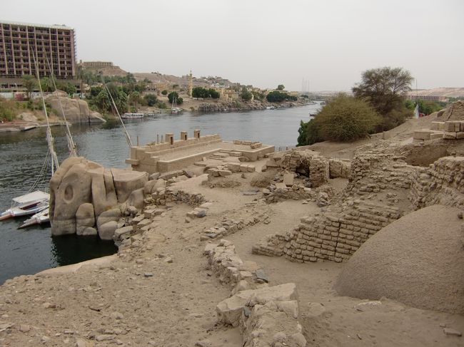 『クヌム神殿』<br /><br />まだまだ手付かずのまま残されている感じ。<br />修復しようとされている形跡が伺えます。<br /><br />ただ、正直ガレキの山にしか見えない部分もあります・・・。