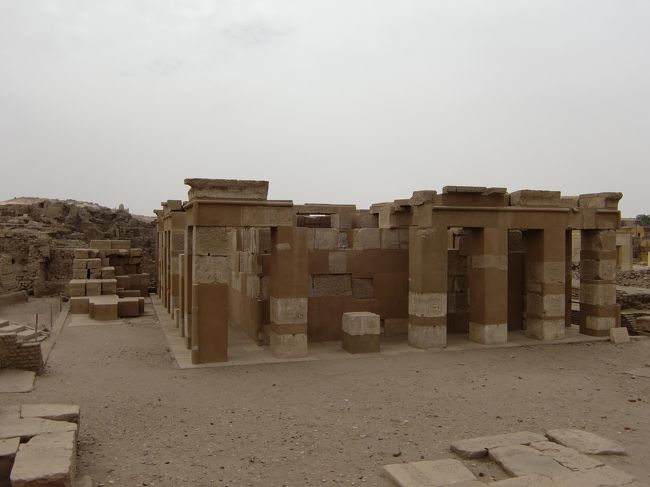 これもクヌム神殿<br /><br />修復感丸出し。<br />遺跡のありがたみも若干薄れるくらい・・・。<br /><br />これはまだ修復途中なのか、これで完成なのか・・・。<br /><br />修復途中であることを祈ります。