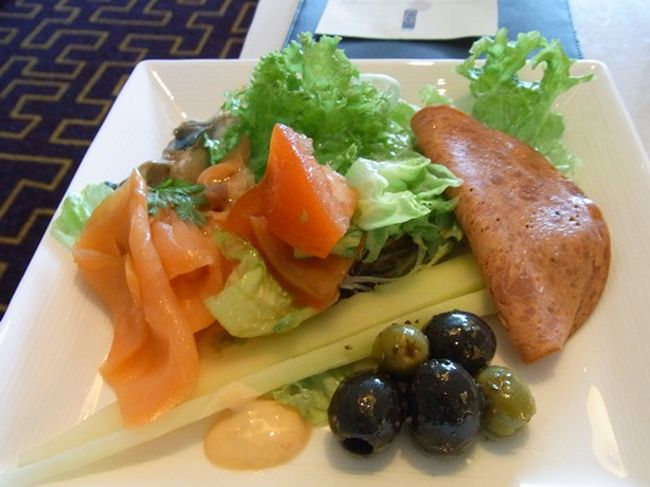 まずはサラダ。やっぱりサーモンはかかせません。