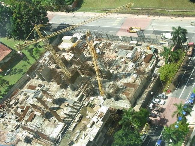 下を見ると。。。クアラルンプールは至る所で建設ラッシュでした。<br />これからまだまだ変化しつづけるのでしょうか。
