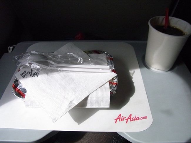 しばらくするとＷｅｂで予約しておいた機内食が出てきました。