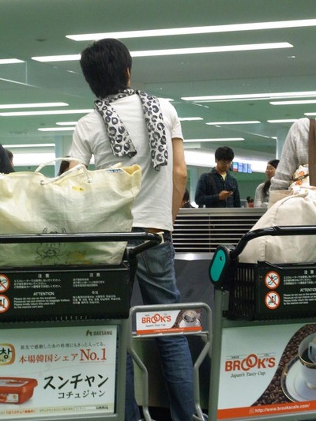 荷物が出てくるのをひたすら待ちます。<br />