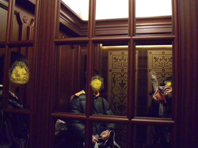 上の写真とは違うエレベータに乗った時の写真・・<br /><br />中はガラス張り・・<br /><br />アナウンスは・・ミッキーの声でした(^^♪