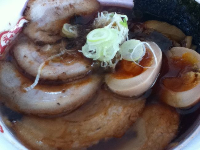 富山ブラック黒醤油チャーシューラーメン<br />意外にもあっさり<br /><br />前から一度食べてみたかった秘密のケンミンSHOWで以前やっていた富山ブラック<br />