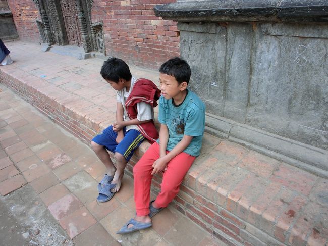 平日なのに観光地で「ルピー（ネパールの通貨）」と言って手を出している少年たち。無視し続けることにも体力を消耗する。