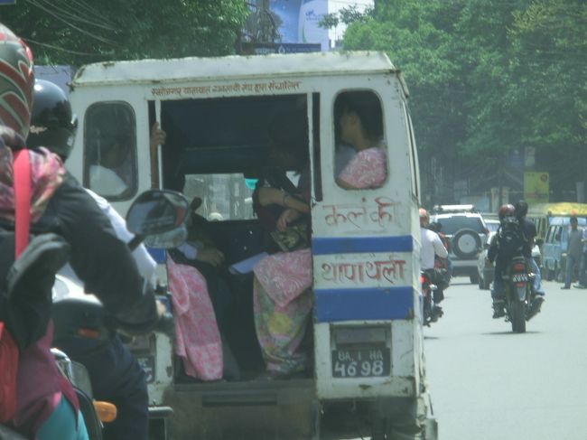 史跡へ移動中の車中からの風景。ひどい埃と、交通渋滞。一日７時間の停電が２回。つまり、一日１４時間停電しているのだから信号があっても役に立たない。もっとも信号はほとんどないが。しかし、この国で交通渋滞に巻き込まれながら日本の道路における信号のありがたさをつくづく感じる。カトマンズではクラクションを鳴らしっぱなしにしないとあぶなかしくって仕方がないのだ。だからうるさい。しかも危ないからスピードが出せない。