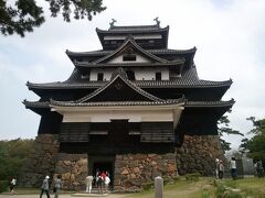 その後は小高い丘にある松江城を見学。城内に入らなければ無料です。あまり期待してなかったけどなかなか立派なお城です。この後は出雲大社へ向かいます。
