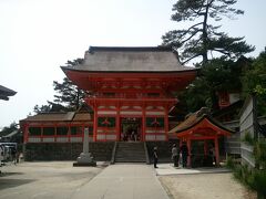 日御碕神社。朱色で明るいです。
