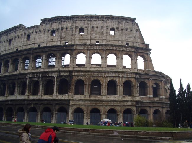 ローマ到着は１２／２４の夜。<br /><br />ローマ散策は１２／２５。<br />クリスマスと言う事もあり、ローマ中休みのトコが多かったんです。<br /><br />この『コロッセオ』も例外でなく、中には入れなかったんです・・・。