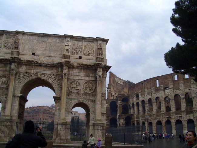 コンスタンティンヌスの凱旋門とコロッセオ<br /><br />こんなステキな建築物がゴロゴロしてるローマって！！<br />