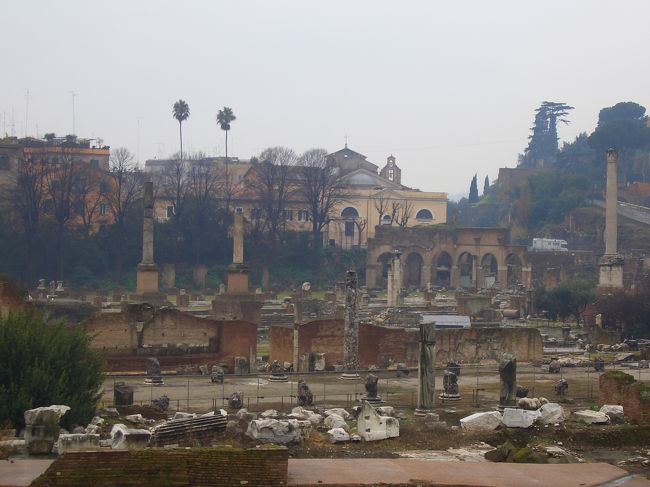 ちなみにこの日は生憎の雨・・・。<br /><br />『フォロ・ロマーノ』も案の定閉まってました・・・。<br />