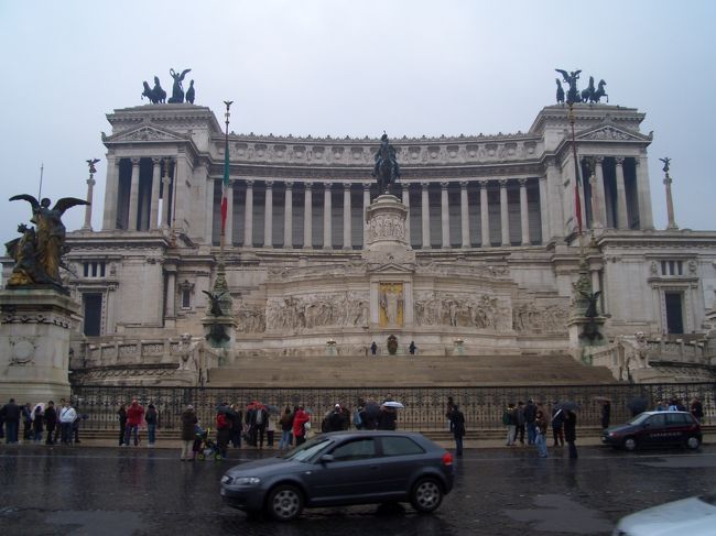 『ヴェネツィア広場』にあるヴィットリオ・エマヌエーレ２世記念堂。<br /><br />ここに来る前に『真実の口』にも寄ってるんですが、<br />何故か写真ナシ・・・。<br /><br />ここも建物の大きさに圧倒されました。