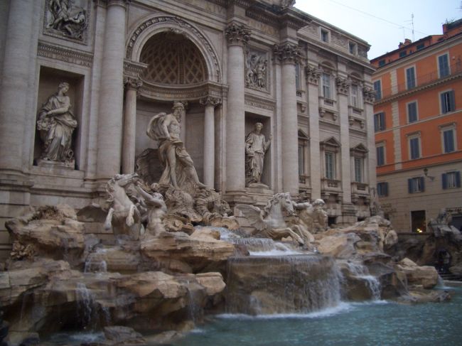 『トレヴィの泉』<br /><br />何でしょうか、ここの美しさは。<br />これで天気がよければ最高だったのに・・・。<br /><br />でも、ローマに戻ってこられるようにコインを投げてきたから<br />きっといつかローマに行く事があるはず。<br /><br />そのときまでのお楽しみに取っときます。