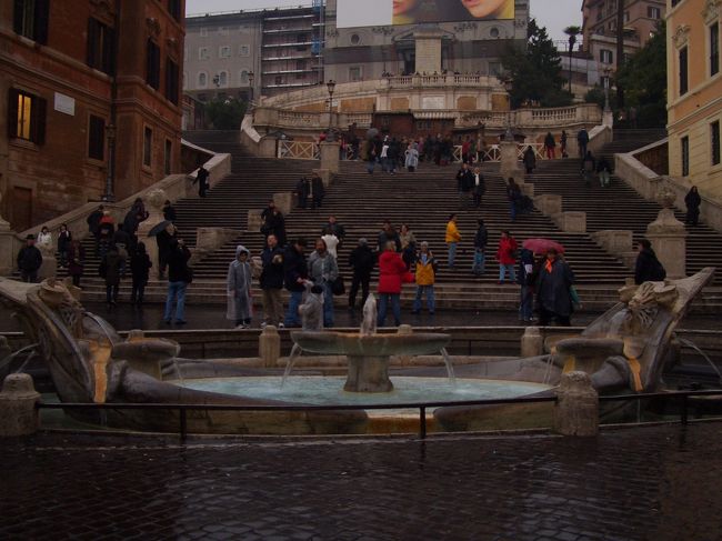 だいぶ暗くなってきてますねぇ。<br />『スペイン広場』です。<br /><br />ローマはずーっと徒歩で移動してたので時間がかかりました。<br /><br /><br />