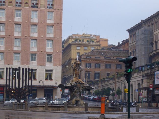 『バルベリーニ広場』<br /><br />ホテルからちょっと歩いたトコにありました。<br />この道路の真ん中に素敵な噴水が〜！！と<br />思わずシャッターを押しちゃいました。