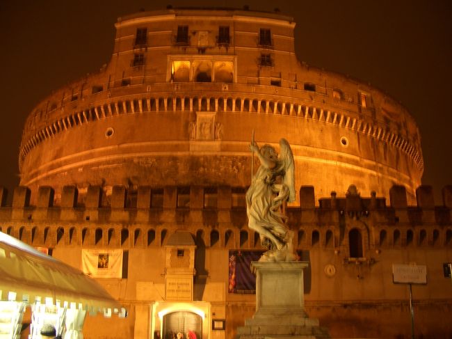 ボケてる〜・・・。<br />『サンタンジェロ城』です。<br /><br />お城と対岸を結ぶ橋には幾つもの彫刻が。<br /><br />素敵過ぎるでショー。