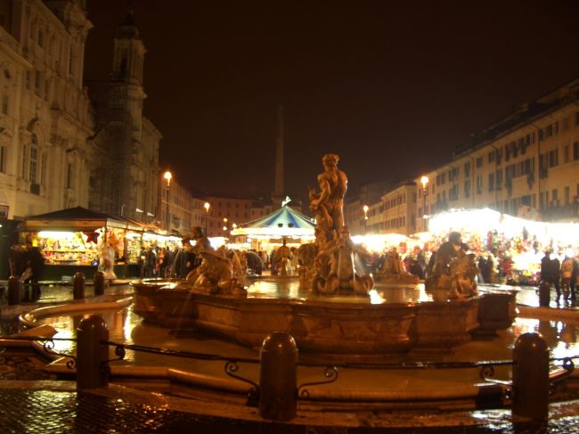 『ナヴォーナ広場』<br /><br />いろいろな露店がでて賑わってました。<br /><br /><br />駆け足でローマを回ったけど、もっとユックリ見て回りたかったなぁ。<br />晴れてて、休みじゃないときに。<br /><br />リベンジ誓います。