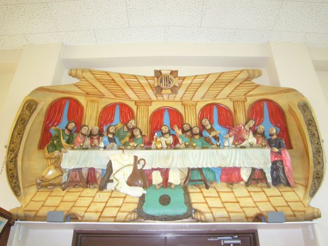 米山教会の入口上にはなんとなく可愛らしい「最後の晩餐」