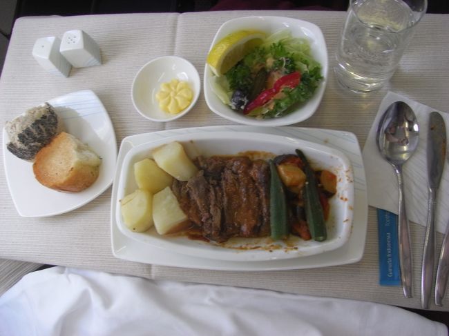 ガルーダ・インドネシア航空の機内食<br /><br />ずっと酒を飲み続けてしまいました。<br />写真のステーキも美味しかったのだが<br />前菜の海老とイクラのジュレは中々のものでした。