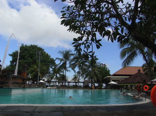 宿は、ラマダ・ビンタンにしました。<br /><br />ビーチに隣接したプール<br />ラマダ・ビンタンはとても広い敷地でゆったり過ごすことができました。