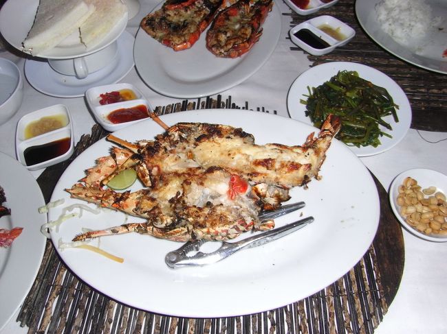 イカンバカールと呼ばれる魚介類の炭火焼<br /><br />ロブスターと海老、ハマグリをいただきました。<br />美味かった