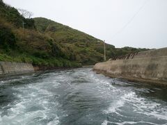 そして浦郷港に向かいます。途中で通った船引運河。
