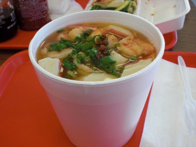 やっとロスに到着！ﾚﾝﾀｶｰを借りて眠い頭をなんとか起こしながら運転してたらお腹がすいてきたのでさびれた中華レストランにはいってヌードルと言ったら　こんなのがでてきました。